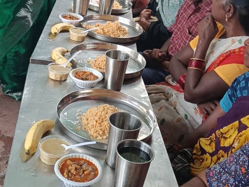 Elders eating together at Ananda Nilayam