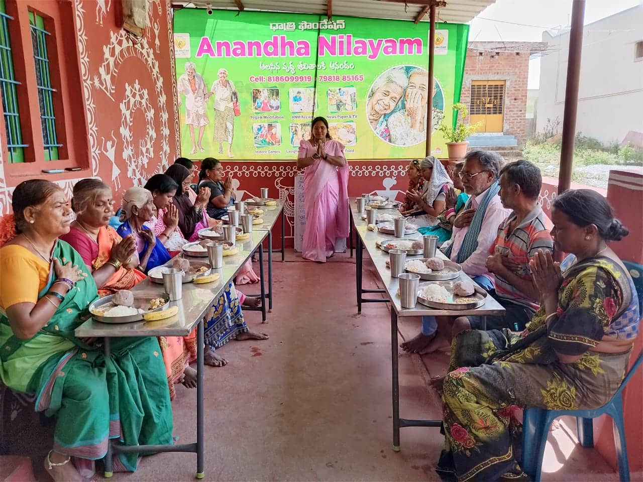 Elders sharing a meal at Ananda Nilayam