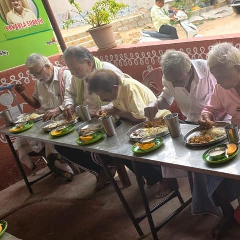 Elders sharing a meal at Ananda Nilayam